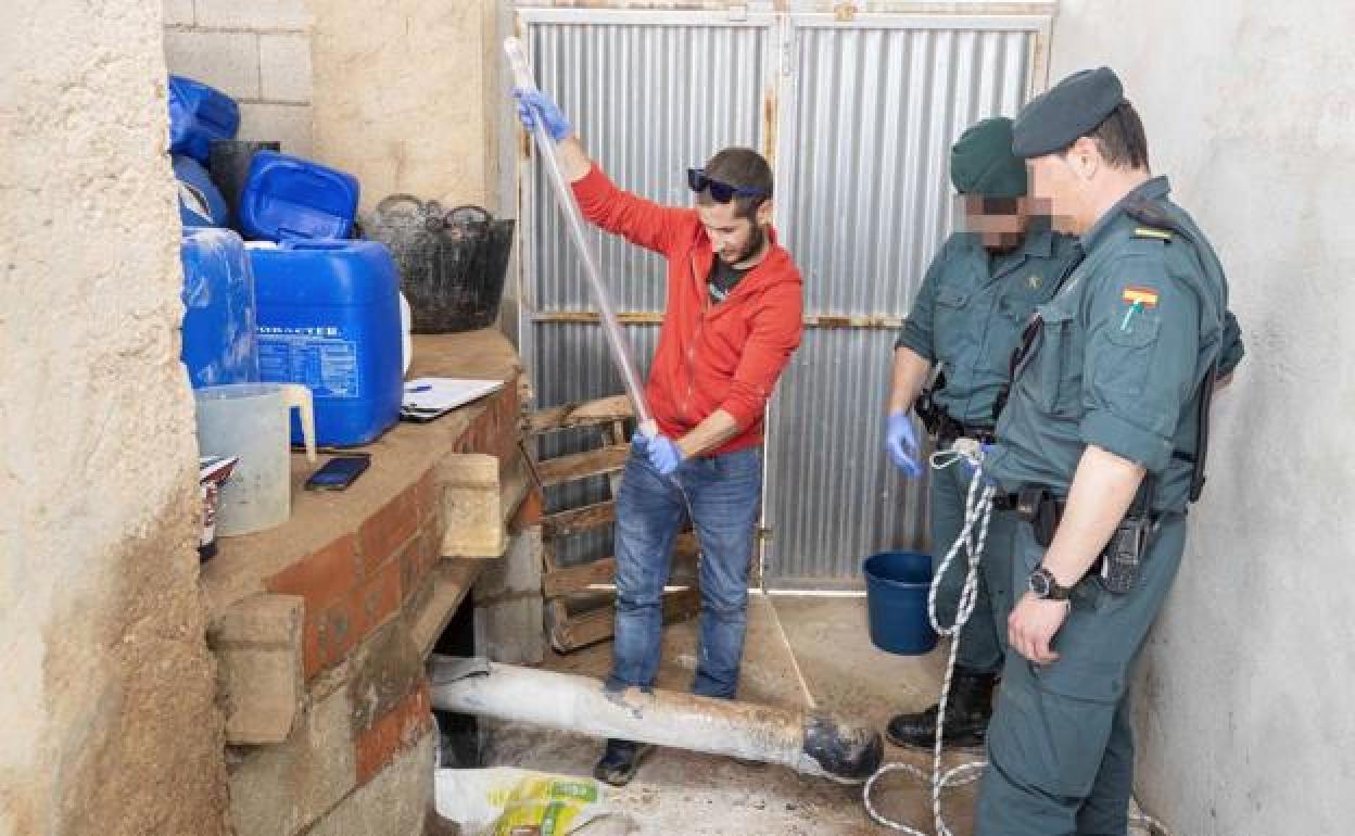 Guardias civiles y técnicos, durante la inspección de una desaladora presuntamente ilegal el 1 de abril de 2019. 