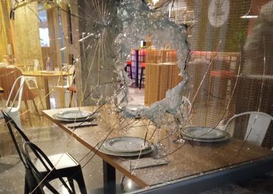 Imagen secundaria 1 - Destrozos en la cristalera del local.