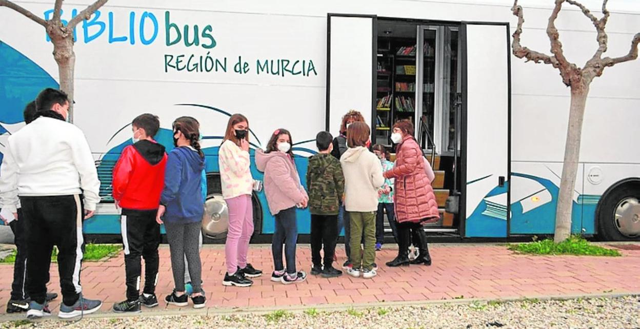 Estudiantes visitando uno de los bibliobuses de la Región. 
