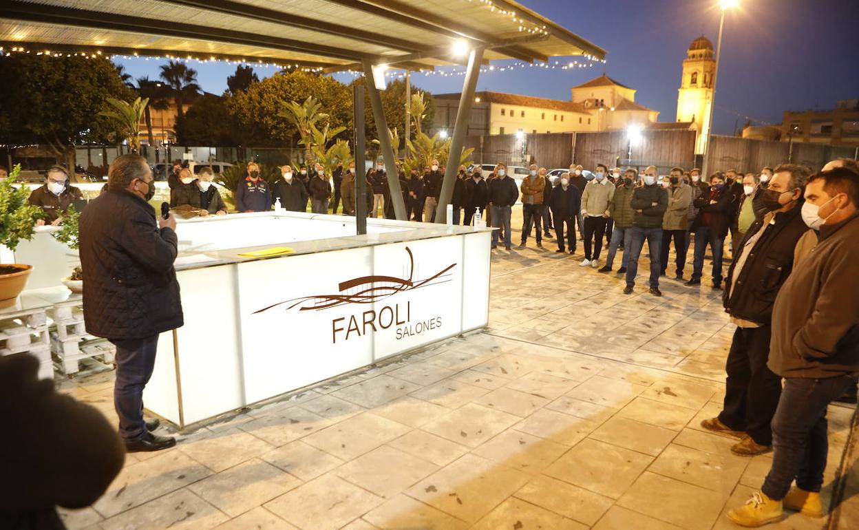 Román (i), se dirige a los ganaderos en la asamblea celebrada esta noche.
