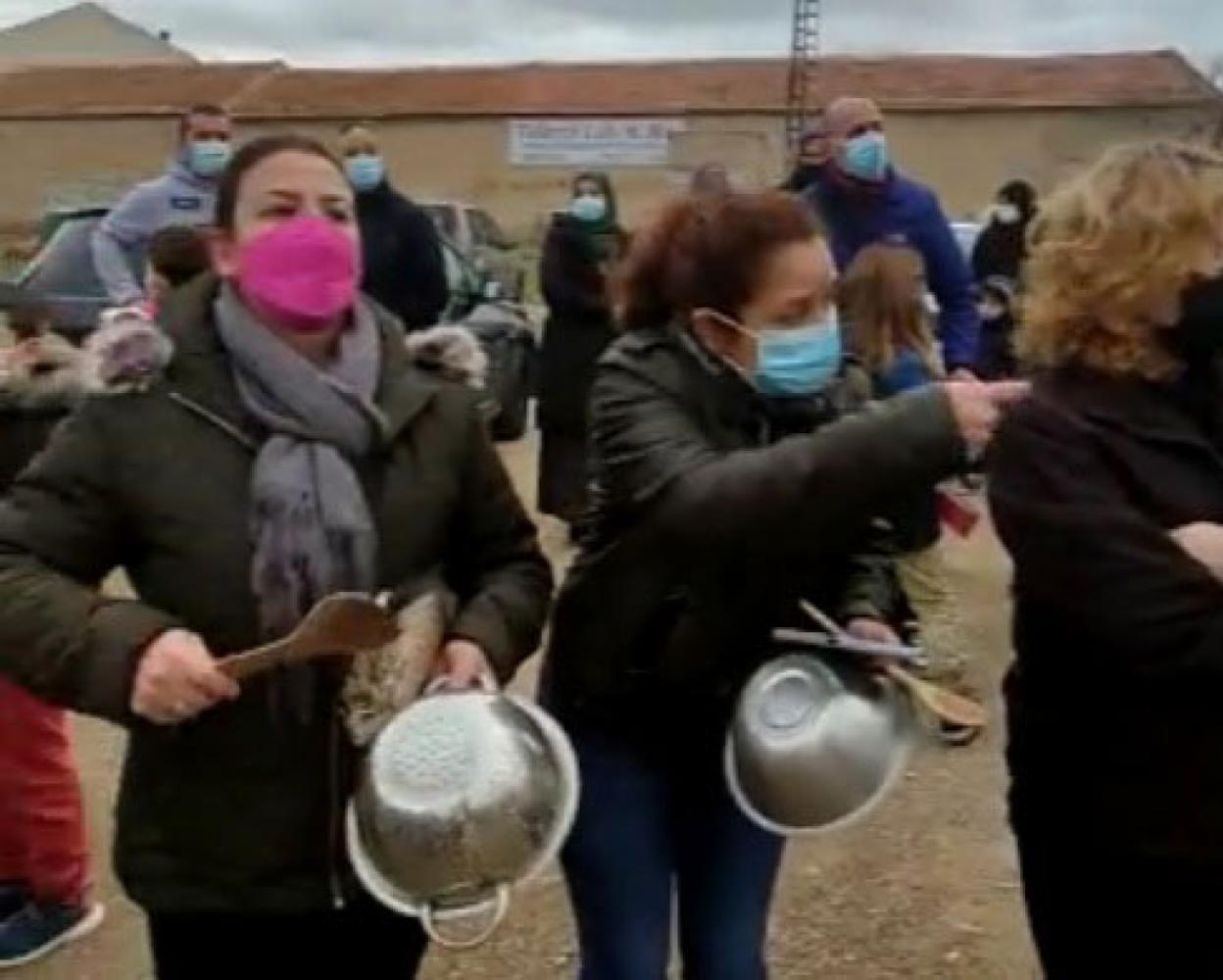 Madres y padres durante la protesta de ayer. 