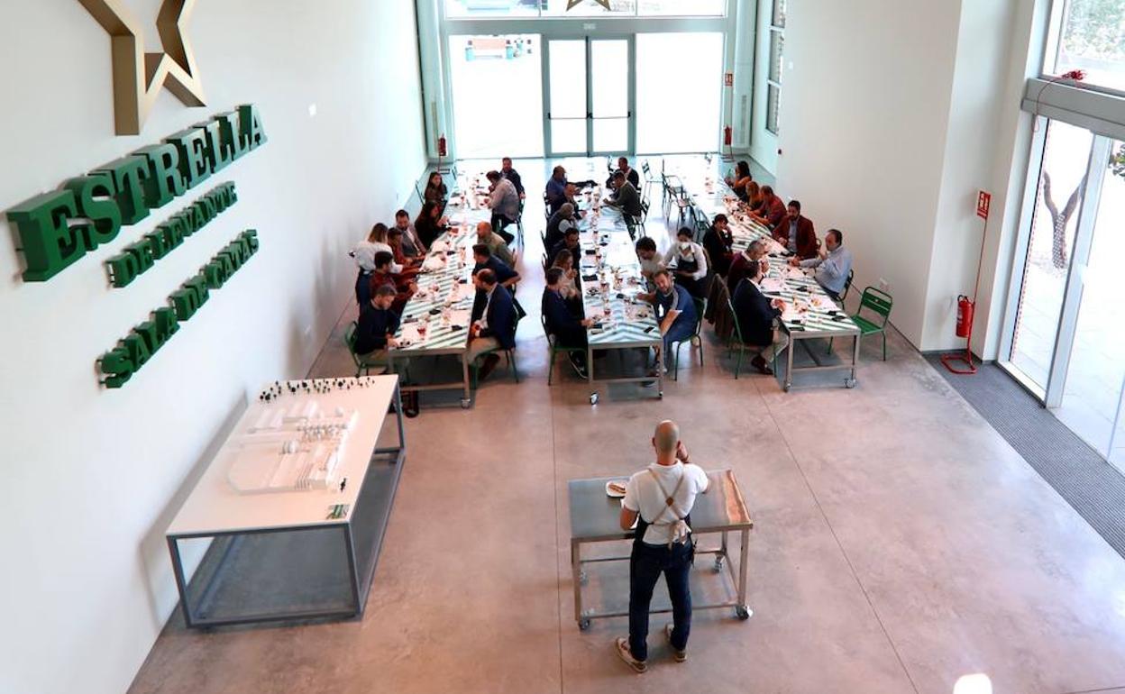 Una cata en la fábrica de Estrella Levante. 