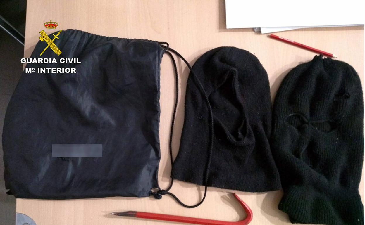 Los dos pasamontañas de color negro de los investigados.