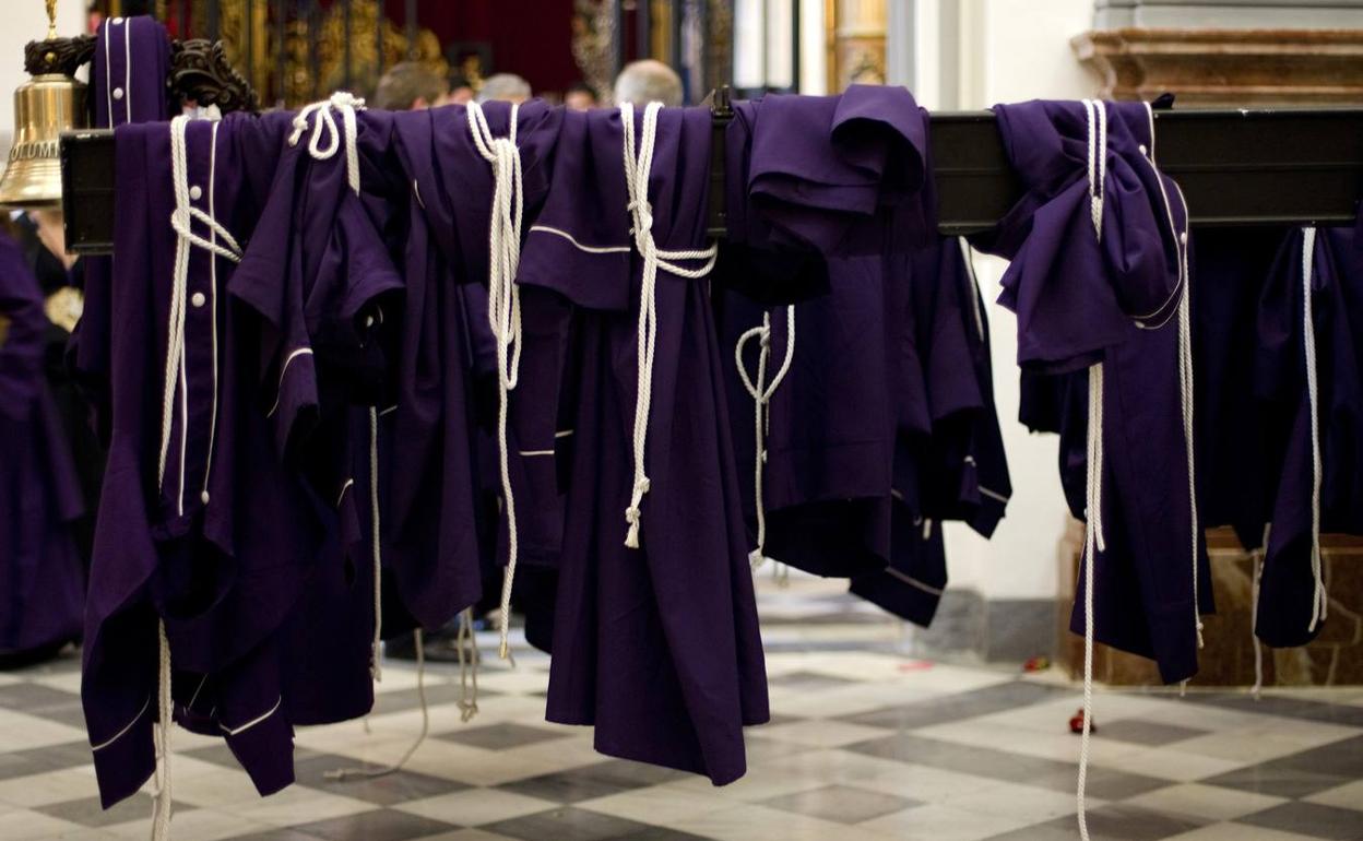 Túnicas de la Semana Santa de Málaga en una foto de archivo.