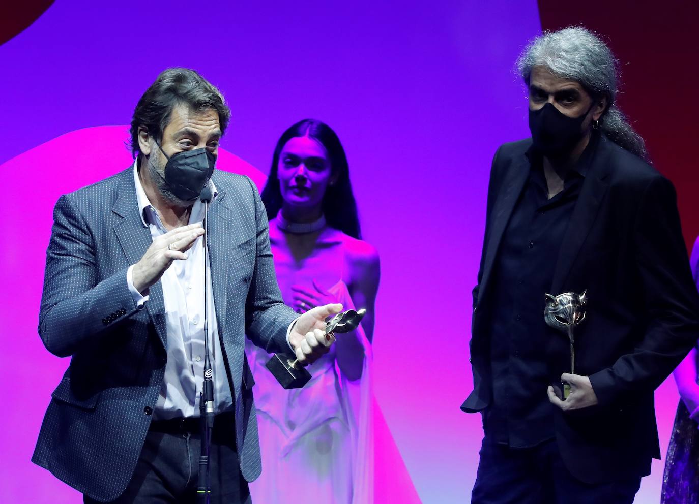 El actor Javier Bardem (i), premio a mejor actor protagonista en una película, y el director Fernando León de Aranoa (d), premio al mejor guion, ambos por su trabajo en 'El buen patrón'