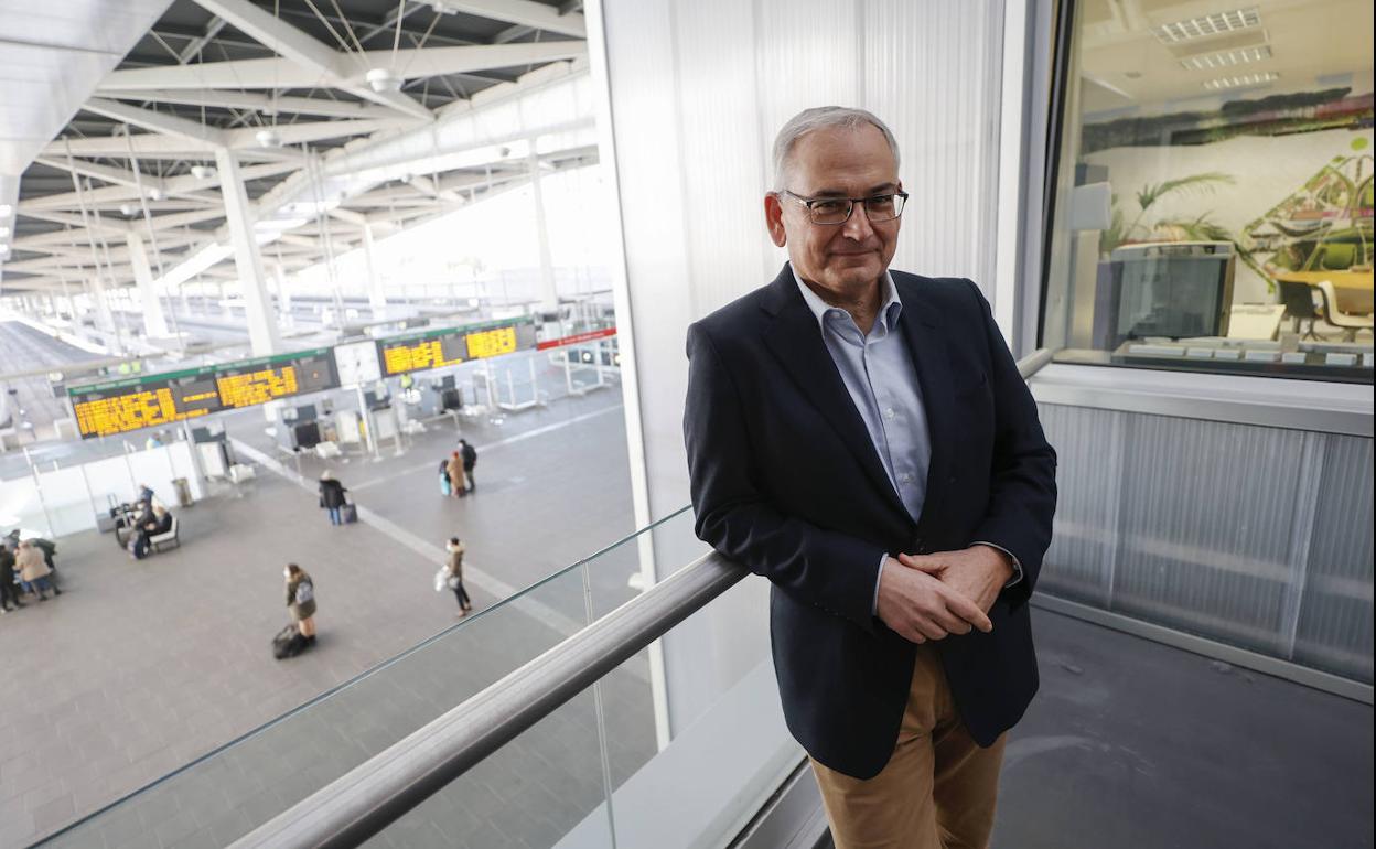 Josep Vicent Boira, catedrático de Geografía Humana y coordinador del Corredor Mediterráneo, posa en la estación Joaquín Sorolla de Valencia.