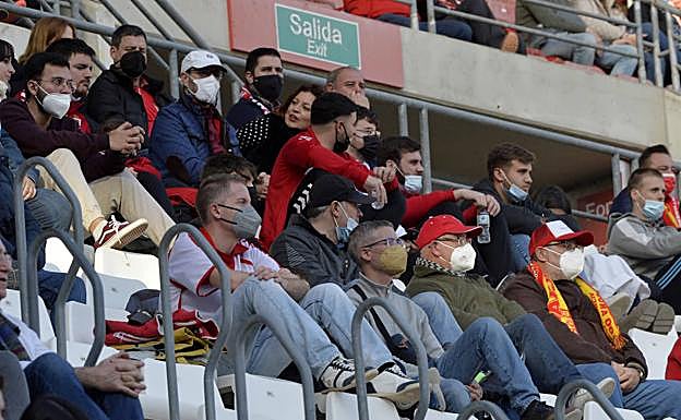 Galería. Espectadores en el Enrique Roca.