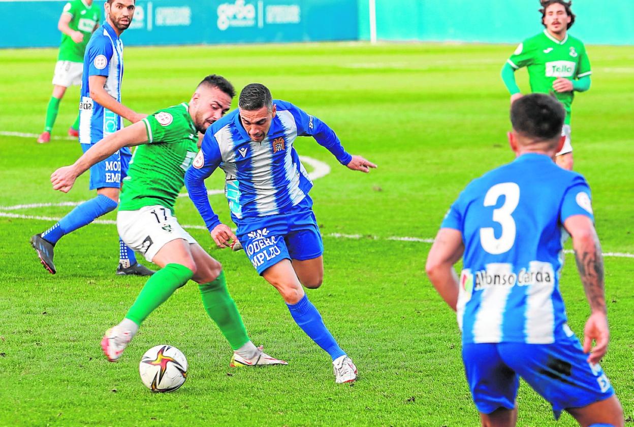Cristo Martín regatea al bigoleador Alberto, ayer en El Rubial. 