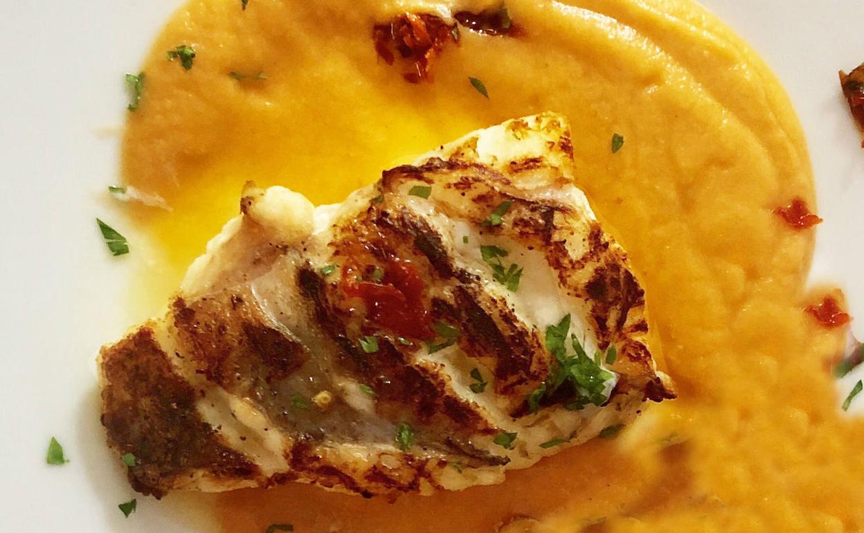 Rape sobre crema de calabaza.