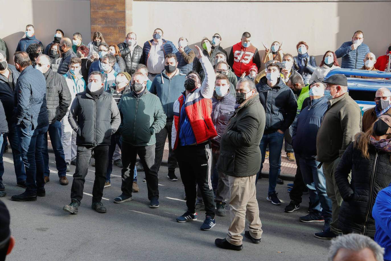 Fotos: Los ganaderos invaden el Centro de Desarrollo Local de Lorca durante una manifestación del sector