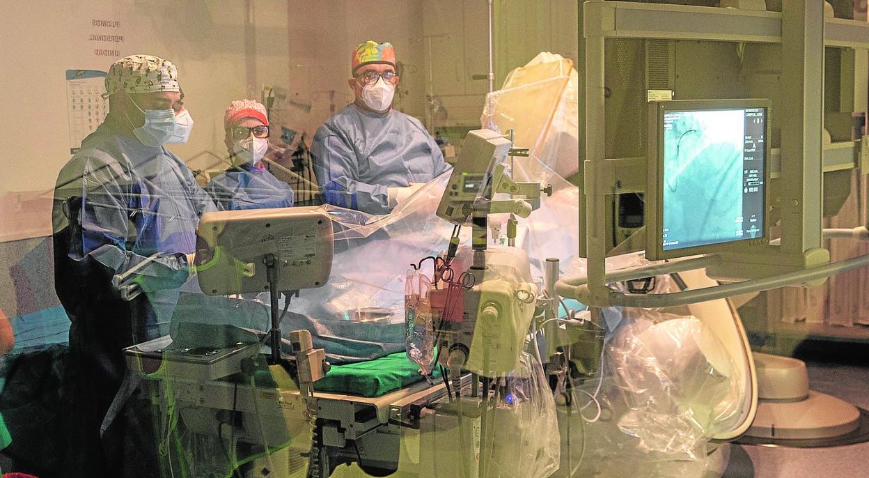 Parte del equipo del servicio de Hemodinámica del Hospital Santa Lucía preparado para una intervención.