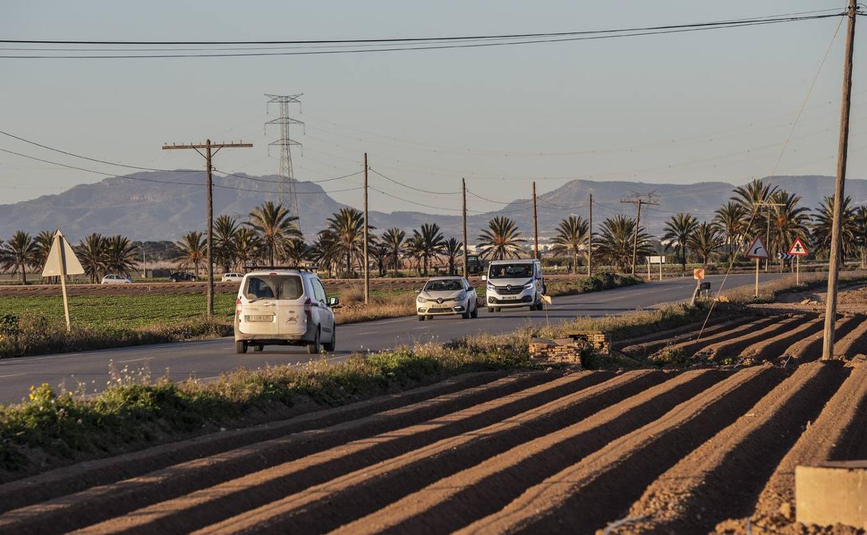 Varios vehículos circulando por la carretera RM-F36, que une la diputación de La Palma y Torre Pacheco. 