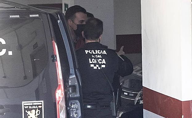 El arrestado tras el asalto al Pleno de Lorca, este martes, en el aparcamiento de la comisaría de la Policía Nacional.