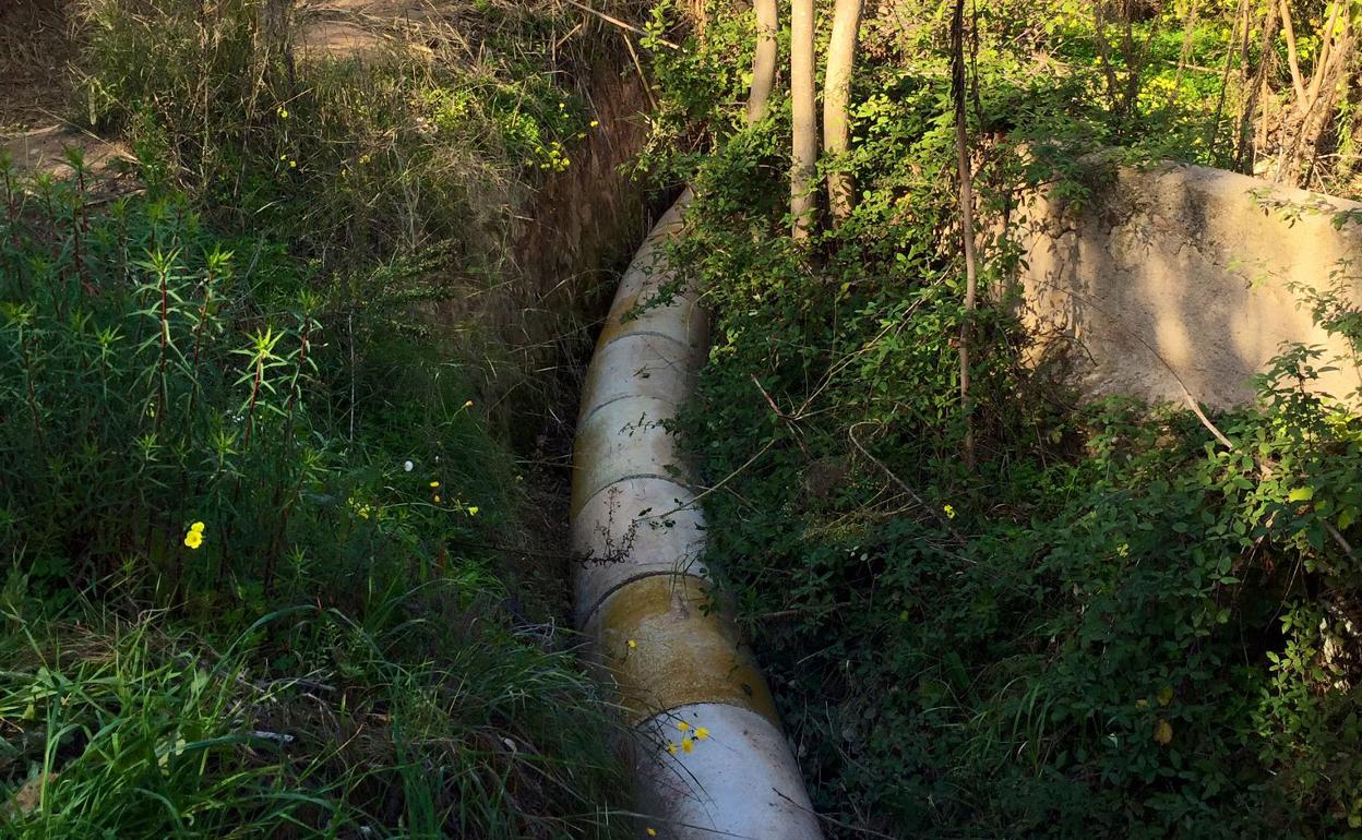 Tubos de hormigón colocados sobre el brazal Sierra. 