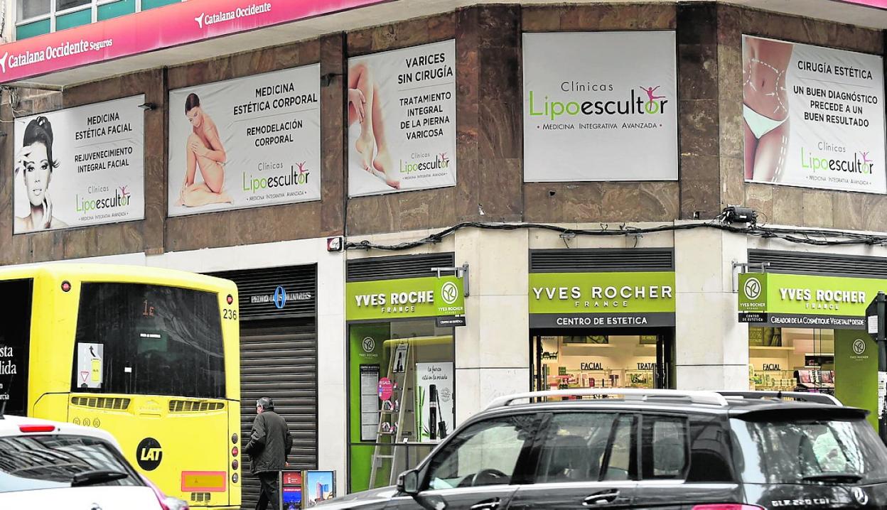 Carteles con publicidad de la clínica Lipoescultor, en la fachada de la sede, en el año 2020. 