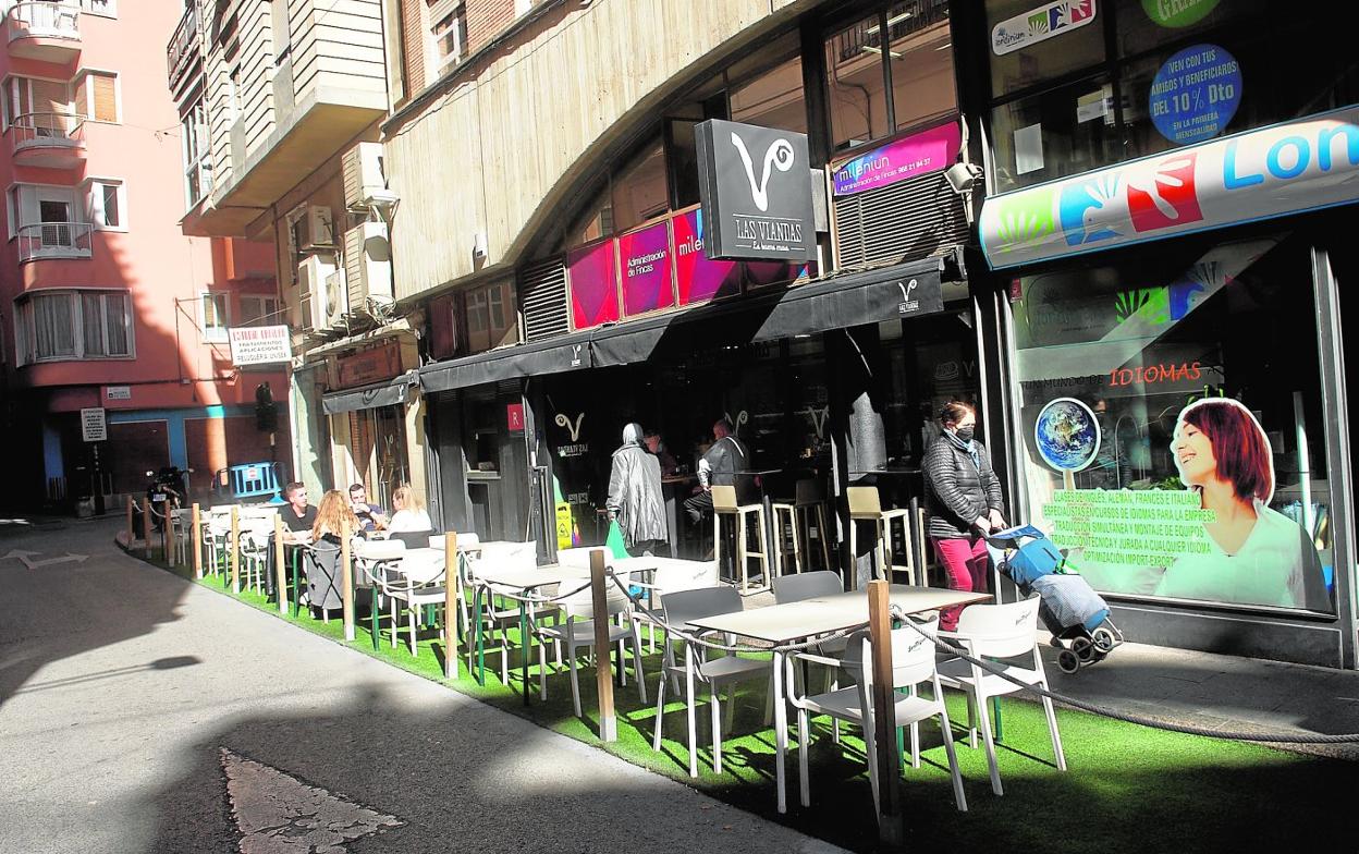 Una de las terrazas autorizadas por la pandemia que ocupan plazas de aparcamiento en el centro de la ciudad. 