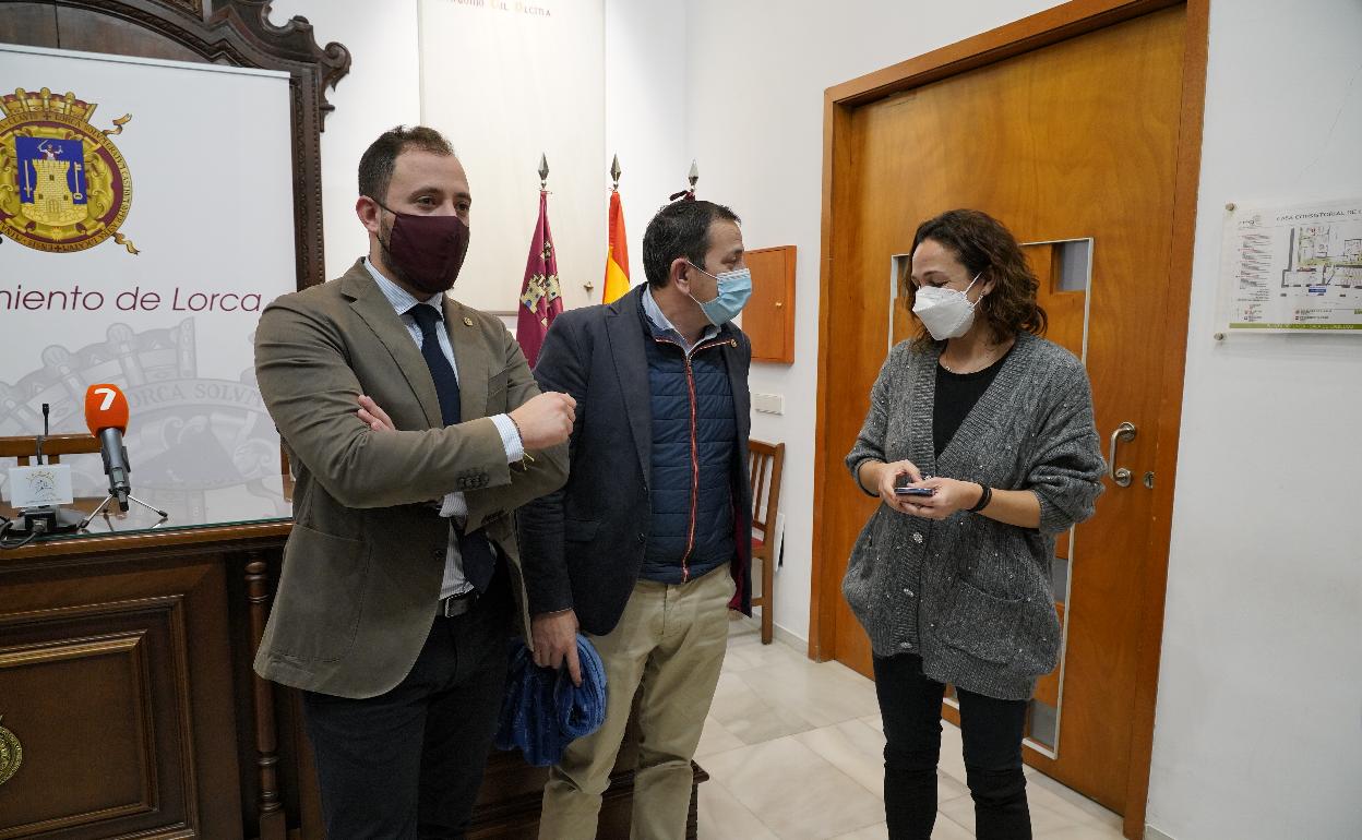 El vicealcalde, el concejal de Seguridad y la portavoz tras su comparecencia.
