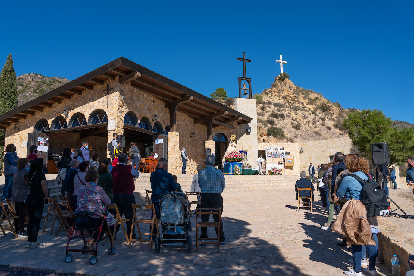 Fotos: La Virgen de la Salud de La Hoya, en el monte con su cuadrilla