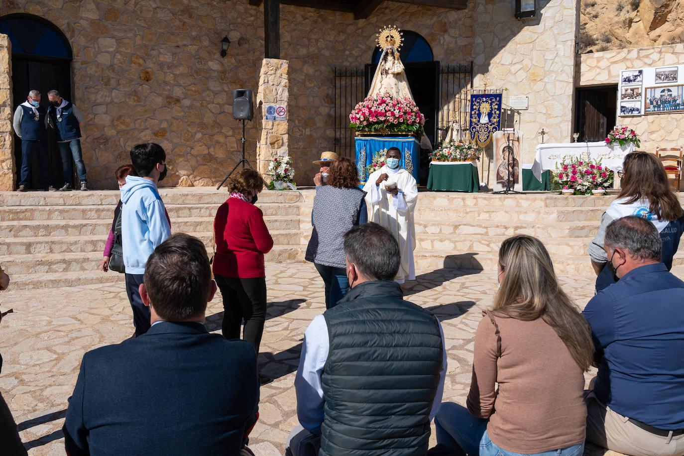 Fotos: La Virgen de la Salud de La Hoya, en el monte con su cuadrilla