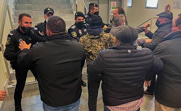 Un momento del asalto de los ganaderos en Lorca. 