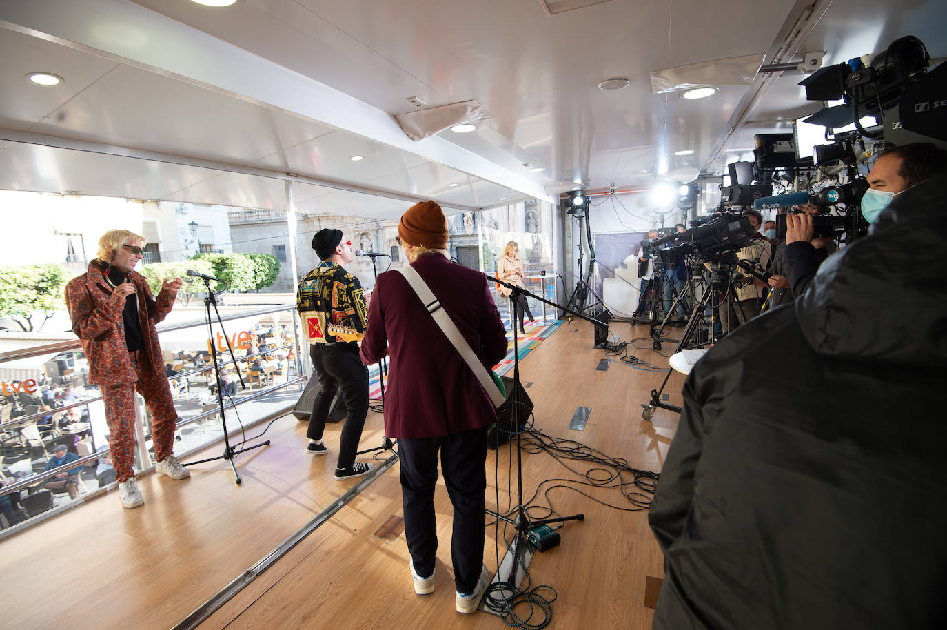 Fotos: Varry Brava pasa por el autobús de &#039;La Gran Consulta&#039; de RTVE que paró este jueves en Murcia