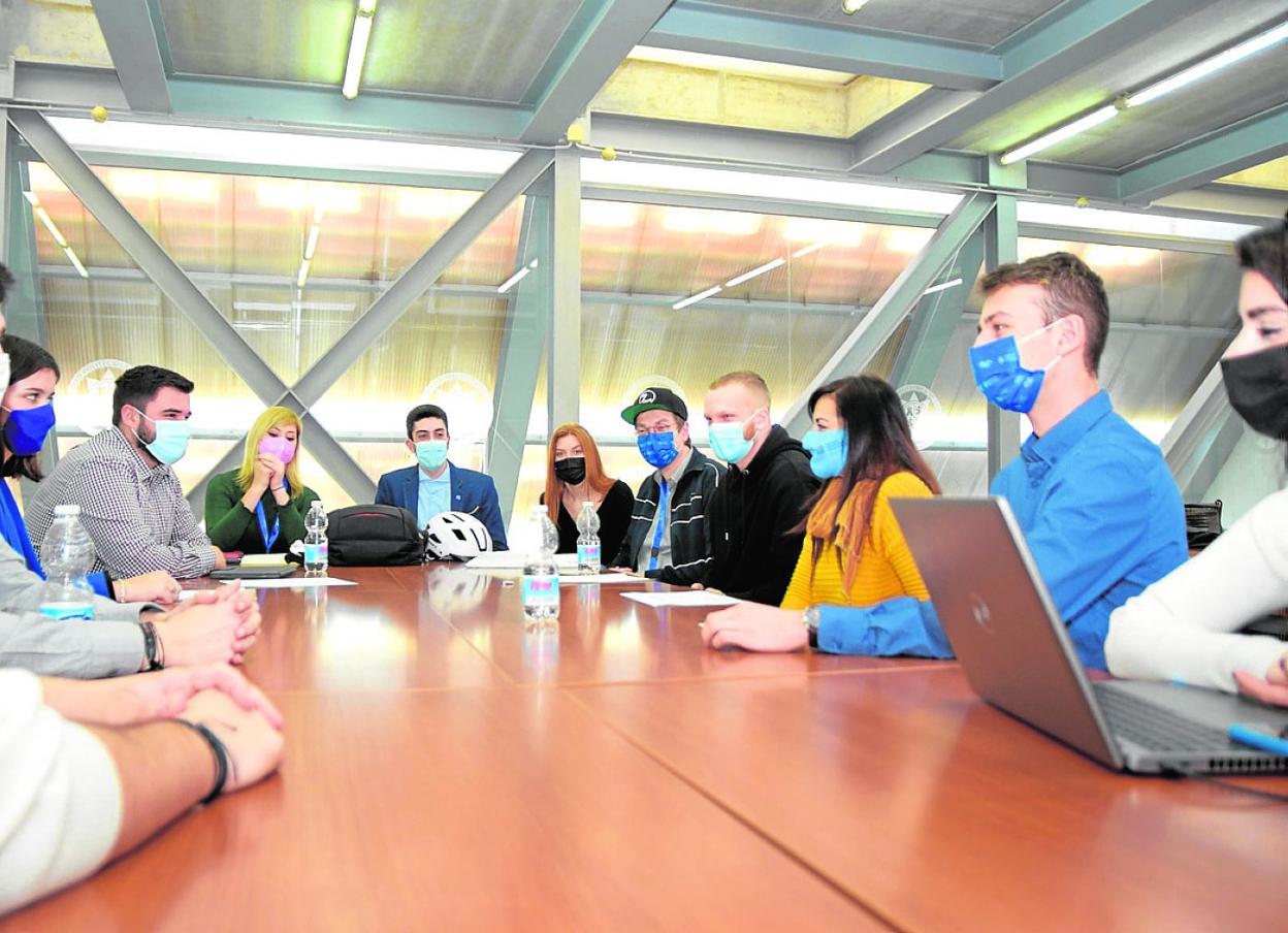 Un grupo de alumnos de la EUT+, ayer en la Casa del Estudiante de la Politécnica de Cartagena. 