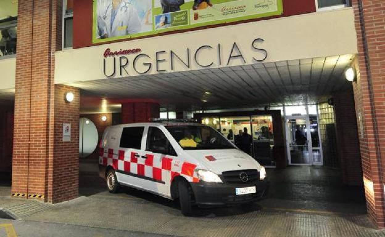 Puerta de Urgencias del hospital Virgen de la Arrixaca, en una fotografía de archivo. /
