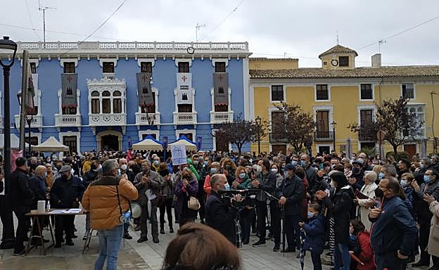 Vecinos de Bullas protestan este domingo contra la instalación de una granja en el municipio.