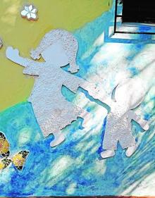 Imagen secundaria 2 - Arriba, la iglesia donde fueron enterrados Rutilio Grande, Manuel Solorzano y Nelson Rutilio Lemus. Junto a la tumba, tres supervivientes que sufrieron torturas. A la izquierda, estampa conmemorativa de la beatificación; y, a la derecha, lugar donde fueron asesinados niños y niñas en El Mozote, incluidos bebés.