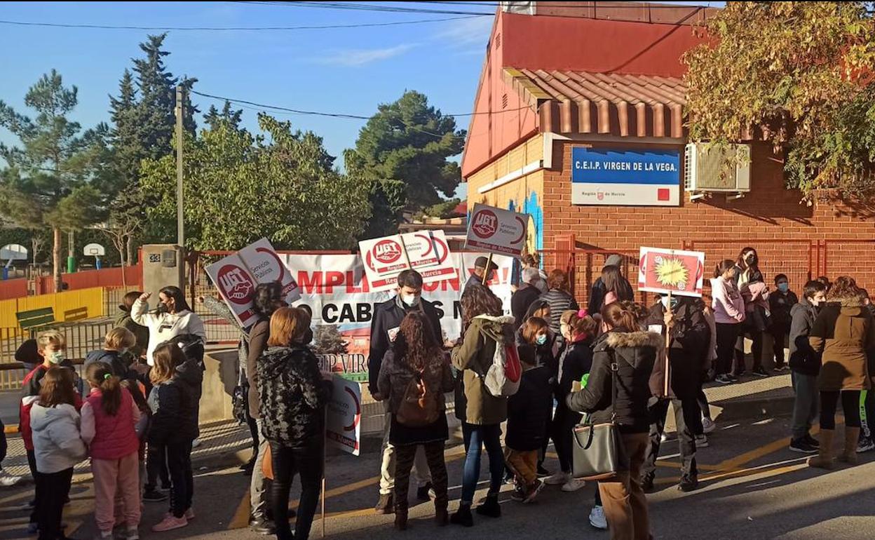 Protesta a las puertas del colegio Virgen de la Vega. 