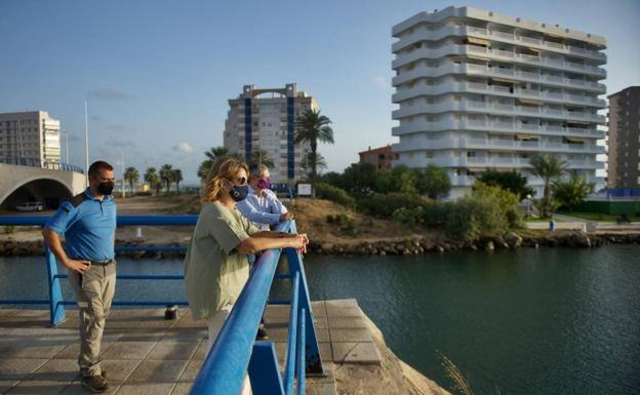 La ministra Teresa Ribera, durante una visita al Mar Menor, en una imagen de archivo.