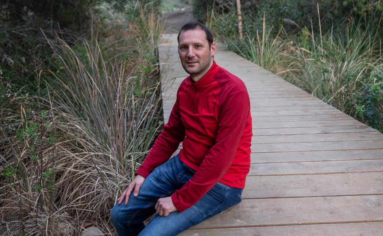 Ángel Gabriel Benzal, en un tramo visitable de la calzada romana en Portmán. 