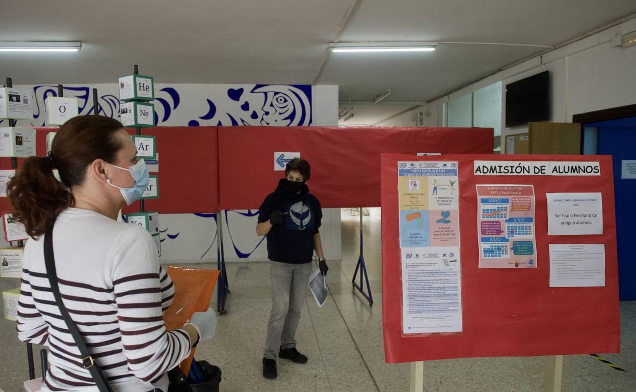 Apertura de admision de alumnos en un colegio de Murcia el pasado año.