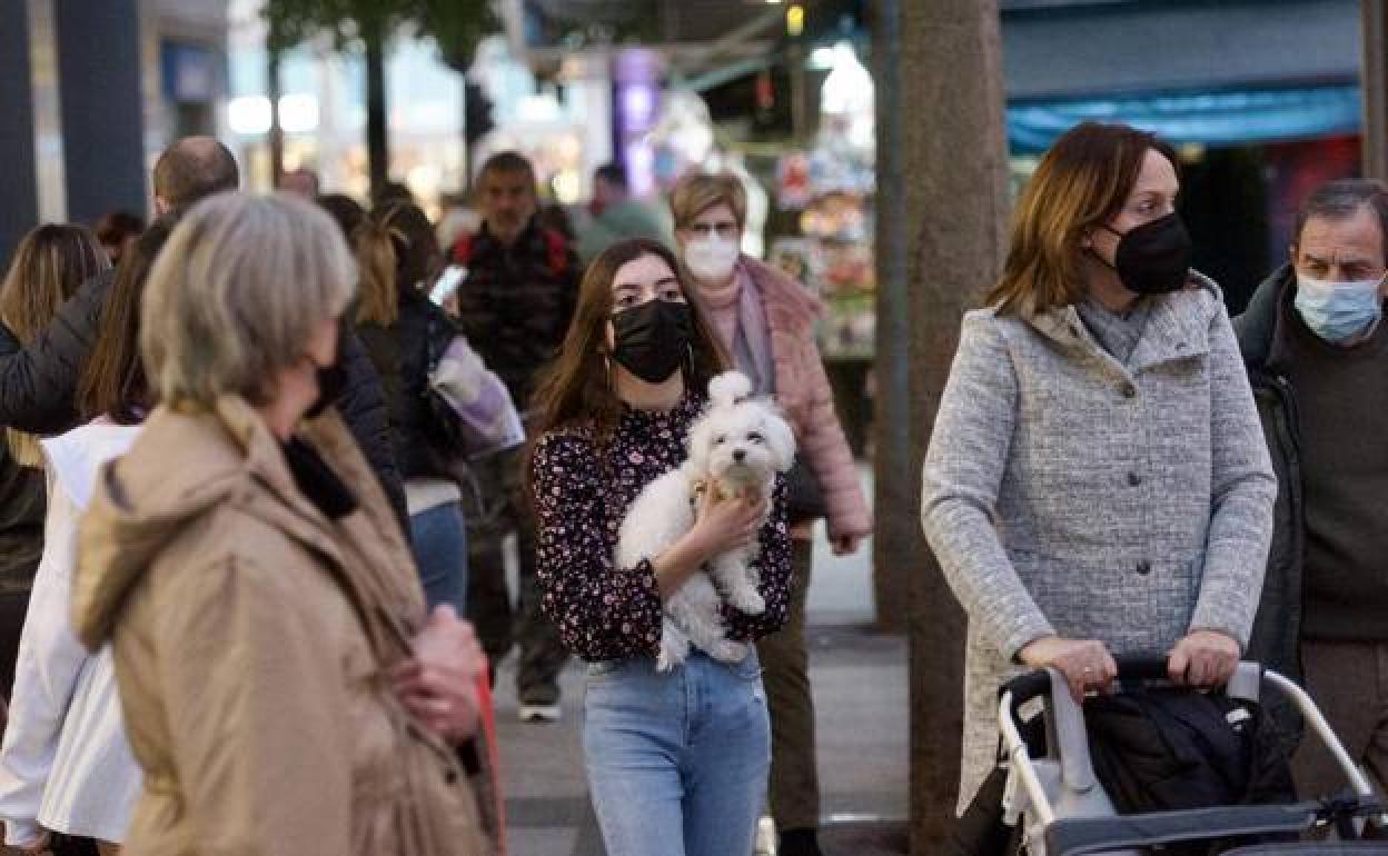 Ciudadanos con mascarilla en el centro de Murcia, en una imagen de archivo. 