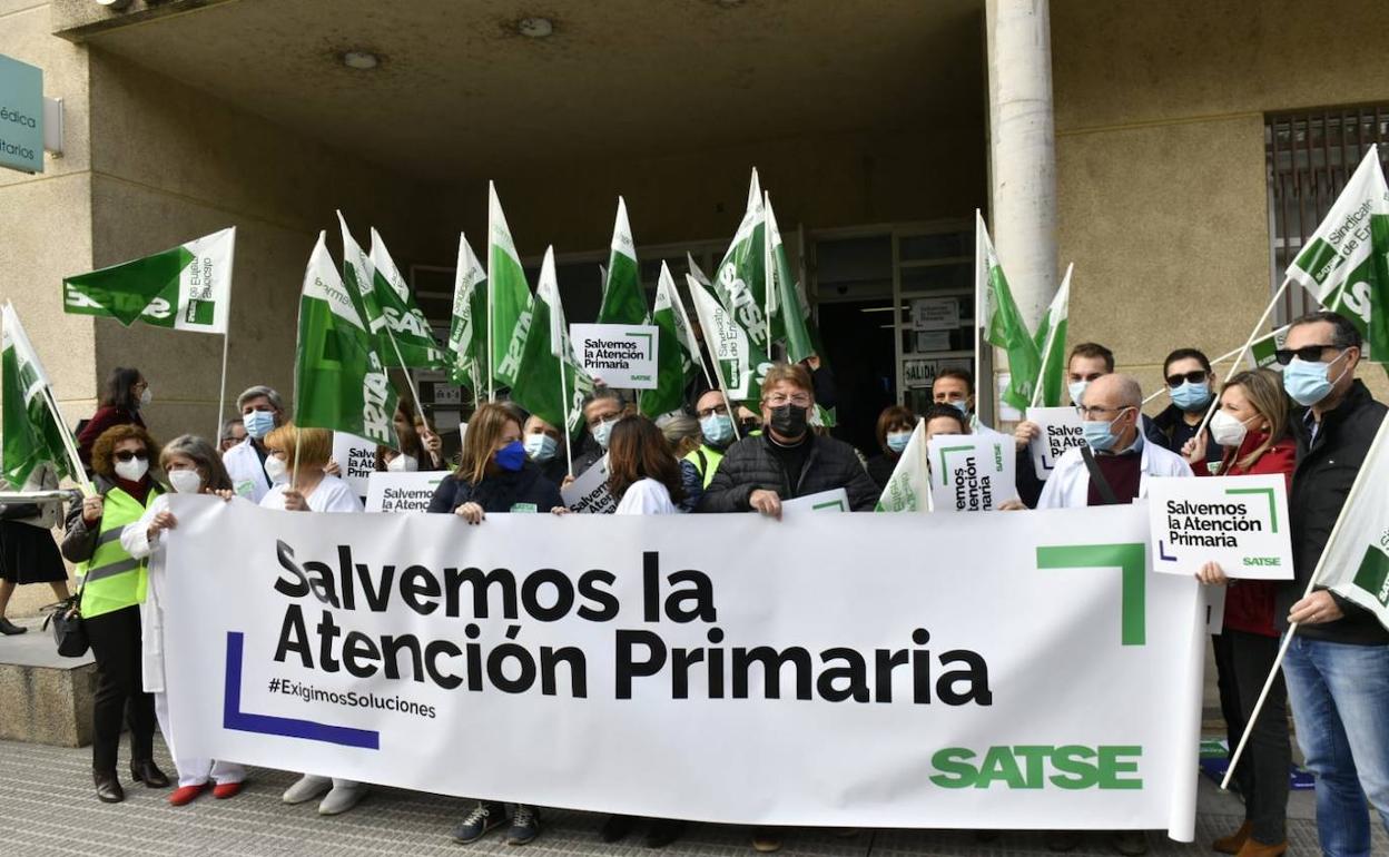 Concentración en el centro de salud de San Andrés, Murcia, este jueves por la mañana.