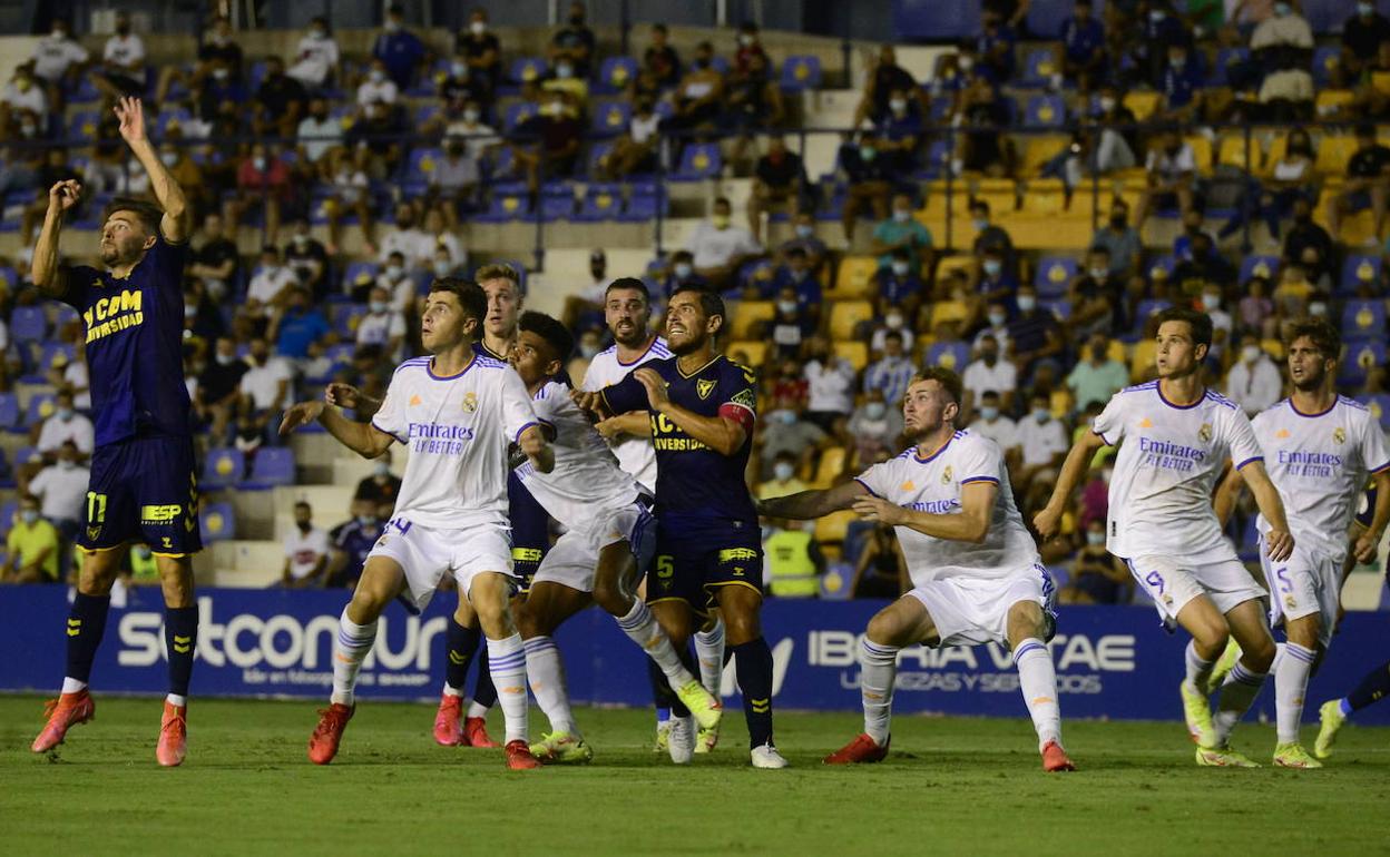 Lance del partido entre el UCAM Murcia y el Real Madrid Castilla en la primera vuelta del campeonato, en septiembre de 2021.