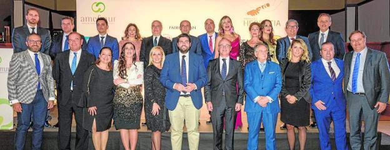 La presidenta de Amefmur, Marian Cascales, y el presidente regional, Fernando López Miras, (c) posan junto a los premiados de la gala.