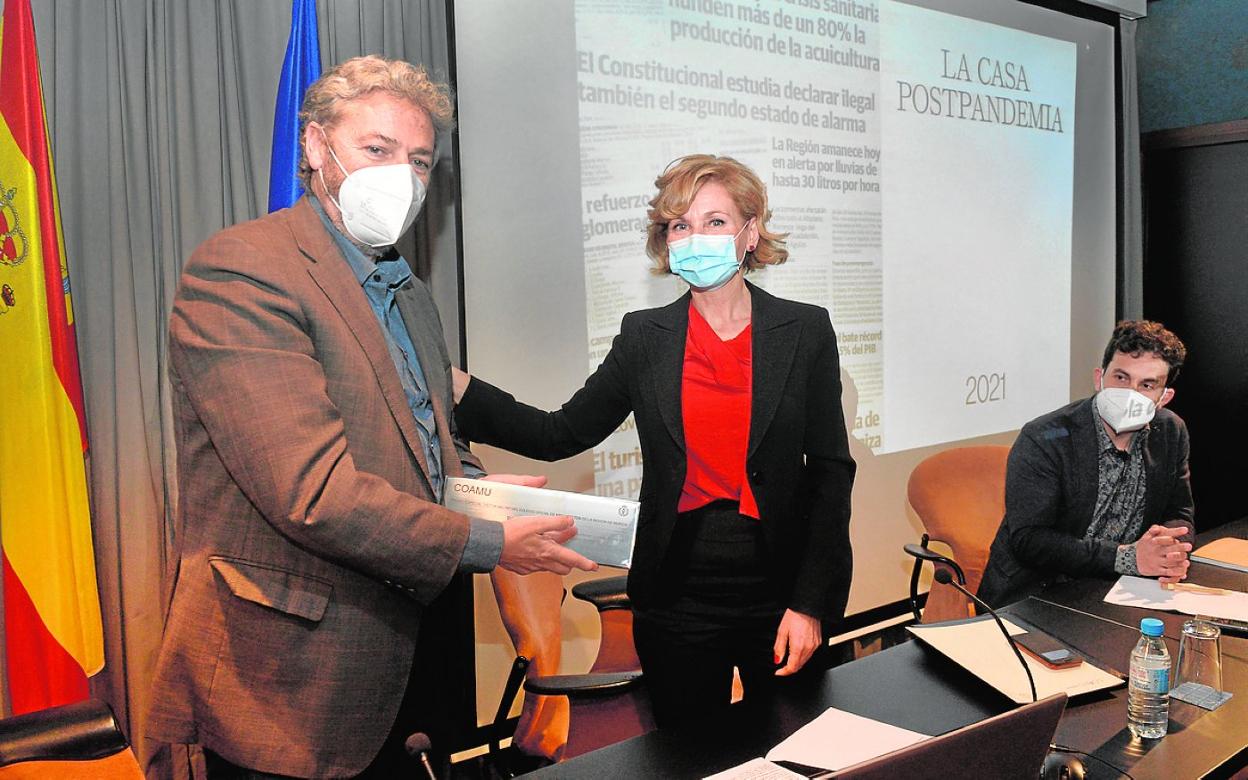 El director de LA VERDAD, Alberto Aguirre de Cárcer, recibe el premio de manos de María José Peñalver. 