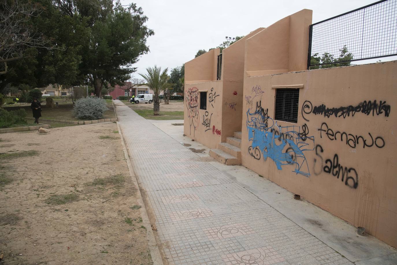 Fotos: Los continuos actos vandálicos irritan y ponen en guardia a los vecinos de Nueva Cartagena