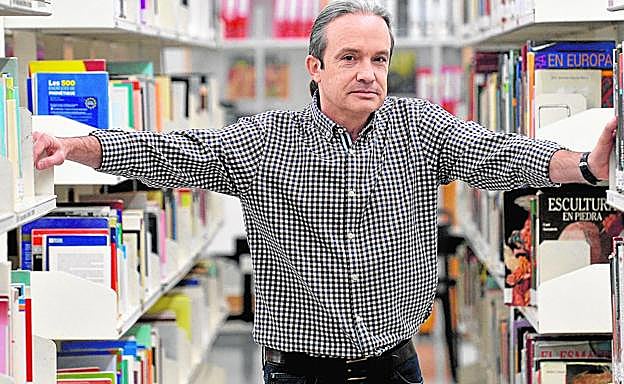 Amante de los libros. El científico, poeta y divulgador Carlos Briones, hace unos días en la Biblioteca Regional.
