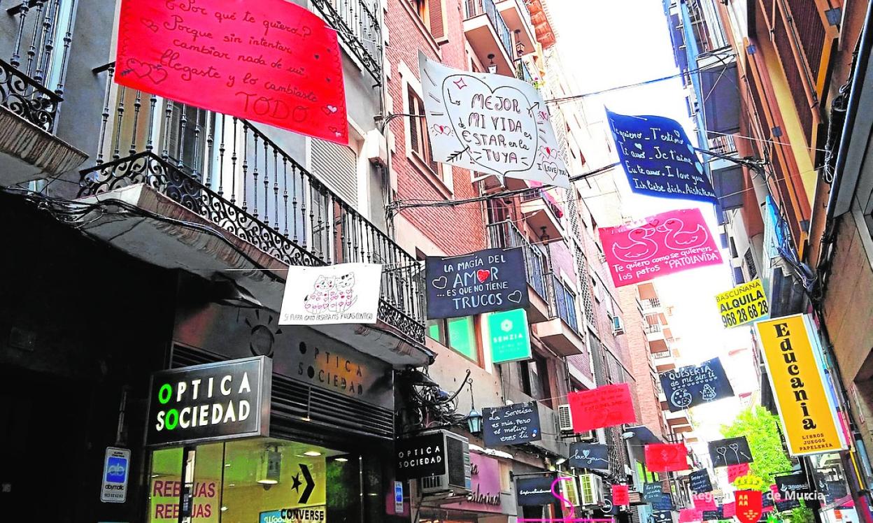 Carteles con mensajes de amor decoran la calle Sociedad con motivo de San Valentín. 