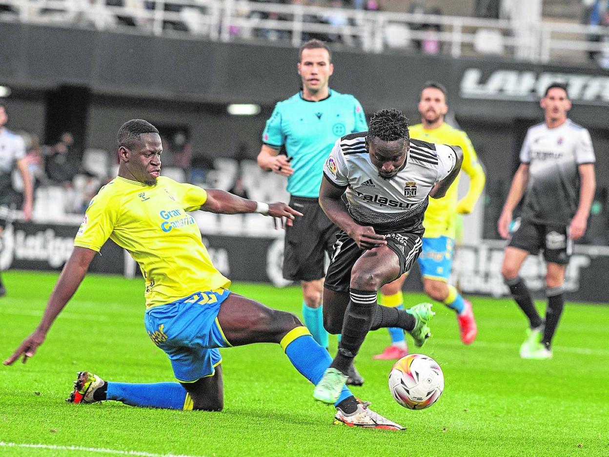 Mo Dauda, jugador del Efesé, intenta escaparse con la pelota en el partido ante Las Palmas.