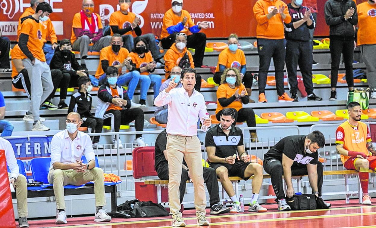 Duda, técnico del Jimbee, dirigiendo desde la banda. 