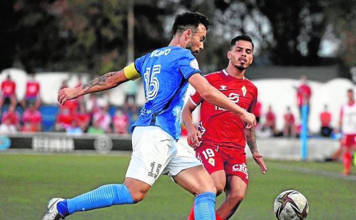 Molinero, en el derbi del Pitín, ante Juanfer.