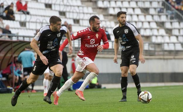 Galería. Santi Jara regatea a los jugadores del Mar Menor.