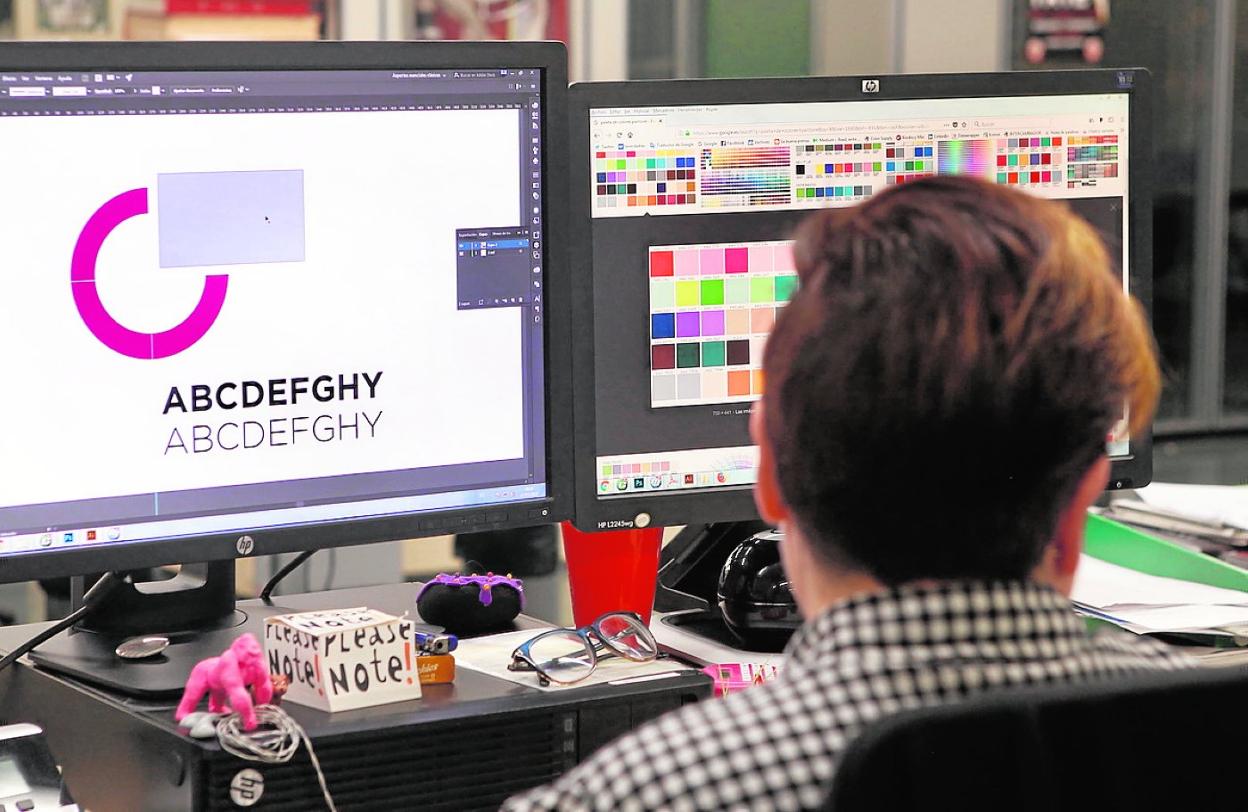 Un diseñador gráfico se dispone a elaborar el logotipo de una empresa. 