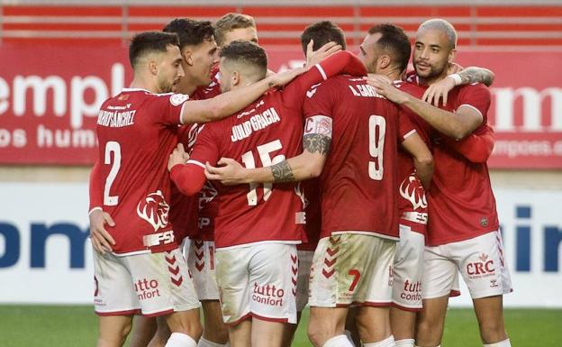 Los jugadores del Real Murcia celebran uno de los goles.