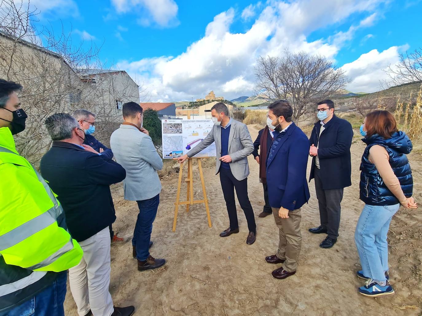 El alcalde explica sobre el panel las obras a realizar durante la visita a la altura del puente sobre barrranco de San Jerónimo en la carretera de Murcia 