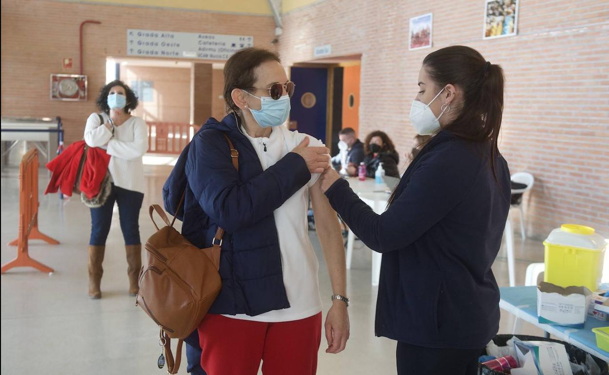 Vacunación con dosis de refuerzo en Murcia, en una foto de archivo.