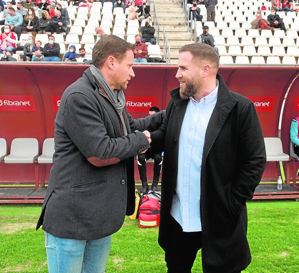 Motos y Simón se saludan antes del derbi. 